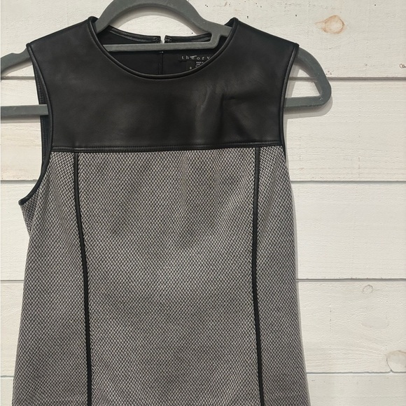Theory Modern Seamed Shell
Leather Detailing Black and Gray in size 0 - Picture 5 of 14